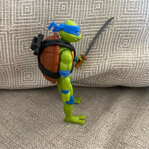 Teenage Mutant Ninja Turtle Leonardo Action Figure - Picture 3 of 5